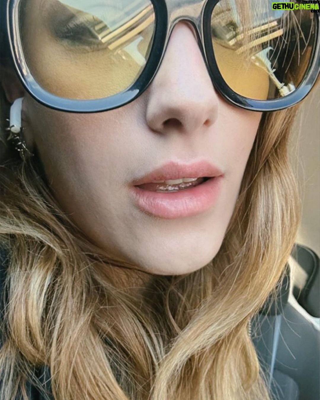 Hazal Kaya Instagram - Bedenim burda ama ruhum? Ruhum yok ya… #yorgunumdostlarım #divayorgun #bilmezdiiimsendenöncebununeyseşarkıyagirmiyim