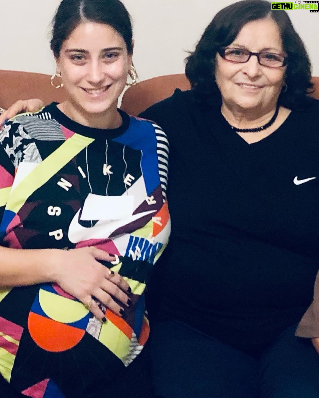 Hazal Kaya Instagram - Herhangi bir canlıyı yavrusu bilip karşılıksız bir sevgiyle besleyen,yanında olan,güvende hissettiren caanım kadınlar! Anneler günümüz kutlu olsun 🌸 Bu karşılıksız sevebilme becerimiz başımıza iş açmış hep,tuhaf beklentiler yaratmış.Kendimizden vazgeçmemiz beklenmiş,doğrusunu bu zannetmişiz,yok olurken var etmeye çalışıp çelişkimizde boğulmuşuz.Birbirimze el uzatmayı değil,dil uzatmayı öğretmişler bize karşılıksız sevmeyi bilmeyenler,varlığımızı bayılarak aldığımız bu şahane sorumluluğa indirgeyenler... Bugünü kutlarken dönüp kendimizi de tebrik edelim bütün imkansızlıklara rağmen sevmeye,sevmeyi öğretmeye devam ettiğimiz için!Şartlar çetin,biz de fena değiliz! 🌸🌸🌸 To all the women who make a creature feel unconditionally loved, safe, cared for and nurtured! Happy mothers day to all of us! Funny how this skill of loving unconditionally has actually cost us in weird ways and imposed bizarre expectations on us. Being expected to give up on ourselves, being somehow convinced this would be the 'right way', wrapped up in our own dilemma of the necessity to personally dissolve to be able to let another live. We've been taught to impinge on each other instead of reaching out, by the very mindset that reduces our existence to this unique responsibility we actually happen to gladly take. Let's take a look back and celebrate ourselves too while we celebrate this day, for we have insisted and on loving and passing this skill on too, despite the imposed! The conditions may be tough but guess who's tougher! #MothersDoTheImpossible @unfpa @unfpa_turkey
