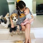 Hazal Kaya Instagram - Herhangi bir canlıyı yavrusu bilip karşılıksız bir sevgiyle besleyen,yanında olan,güvende hissettiren caanım kadınlar! Anneler günümüz kutlu olsun 🌸 Bu karşılıksız sevebilme becerimiz başımıza iş açmış hep,tuhaf beklentiler yaratmış.Kendimizden vazgeçmemiz beklenmiş,doğrusunu bu zannetmişiz,yok olurken var etmeye çalışıp çelişkimizde boğulmuşuz.Birbirimze el uzatmayı değil,dil uzatmayı öğretmişler bize karşılıksız sevmeyi bilmeyenler,varlığımızı bayılarak aldığımız bu şahane sorumluluğa indirgeyenler... Bugünü kutlarken dönüp kendimizi de tebrik edelim bütün imkansızlıklara rağmen sevmeye,sevmeyi öğretmeye devam ettiğimiz için!Şartlar çetin,biz de fena değiliz! 🌸🌸🌸 To all the women who make a creature feel unconditionally loved, safe, cared for and nurtured! Happy mothers day to all of us! Funny how this skill of loving unconditionally has actually cost us in weird ways and imposed bizarre expectations on us. Being expected to give up on ourselves, being somehow convinced this would be the 'right way', wrapped up in our own dilemma of the necessity to personally dissolve to be able to let another live. We've been taught to impinge on each other instead of reaching out, by the very mindset that reduces our existence to this unique responsibility we actually happen to gladly take. Let's take a look back and celebrate ourselves too while we celebrate this day, for we have insisted and on loving and passing this skill on too, despite the imposed! The conditions may be tough but guess who's tougher! #MothersDoTheImpossible @unfpa @unfpa_turkey