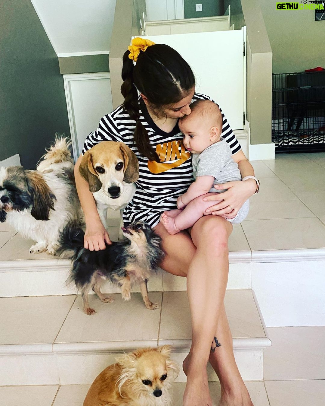 Hazal Kaya Instagram - Herhangi bir canlıyı yavrusu bilip karşılıksız bir sevgiyle besleyen,yanında olan,güvende hissettiren caanım kadınlar! Anneler günümüz kutlu olsun 🌸 Bu karşılıksız sevebilme becerimiz başımıza iş açmış hep,tuhaf beklentiler yaratmış.Kendimizden vazgeçmemiz beklenmiş,doğrusunu bu zannetmişiz,yok olurken var etmeye çalışıp çelişkimizde boğulmuşuz.Birbirimze el uzatmayı değil,dil uzatmayı öğretmişler bize karşılıksız sevmeyi bilmeyenler,varlığımızı bayılarak aldığımız bu şahane sorumluluğa indirgeyenler... Bugünü kutlarken dönüp kendimizi de tebrik edelim bütün imkansızlıklara rağmen sevmeye,sevmeyi öğretmeye devam ettiğimiz için!Şartlar çetin,biz de fena değiliz! 🌸🌸🌸 To all the women who make a creature feel unconditionally loved, safe, cared for and nurtured! Happy mothers day to all of us! Funny how this skill of loving unconditionally has actually cost us in weird ways and imposed bizarre expectations on us. Being expected to give up on ourselves, being somehow convinced this would be the 'right way', wrapped up in our own dilemma of the necessity to personally dissolve to be able to let another live. We've been taught to impinge on each other instead of reaching out, by the very mindset that reduces our existence to this unique responsibility we actually happen to gladly take. Let's take a look back and celebrate ourselves too while we celebrate this day, for we have insisted and on loving and passing this skill on too, despite the imposed! The conditions may be tough but guess who's tougher! #MothersDoTheImpossible @unfpa @unfpa_turkey