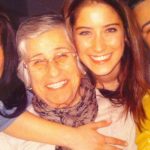 Hazal Kaya Instagram - Herhangi bir canlıyı yavrusu bilip karşılıksız bir sevgiyle besleyen,yanında olan,güvende hissettiren caanım kadınlar! Anneler günümüz kutlu olsun 🌸 Bu karşılıksız sevebilme becerimiz başımıza iş açmış hep,tuhaf beklentiler yaratmış.Kendimizden vazgeçmemiz beklenmiş,doğrusunu bu zannetmişiz,yok olurken var etmeye çalışıp çelişkimizde boğulmuşuz.Birbirimze el uzatmayı değil,dil uzatmayı öğretmişler bize karşılıksız sevmeyi bilmeyenler,varlığımızı bayılarak aldığımız bu şahane sorumluluğa indirgeyenler... Bugünü kutlarken dönüp kendimizi de tebrik edelim bütün imkansızlıklara rağmen sevmeye,sevmeyi öğretmeye devam ettiğimiz için!Şartlar çetin,biz de fena değiliz! 🌸🌸🌸 To all the women who make a creature feel unconditionally loved, safe, cared for and nurtured! Happy mothers day to all of us! Funny how this skill of loving unconditionally has actually cost us in weird ways and imposed bizarre expectations on us. Being expected to give up on ourselves, being somehow convinced this would be the 'right way', wrapped up in our own dilemma of the necessity to personally dissolve to be able to let another live. We've been taught to impinge on each other instead of reaching out, by the very mindset that reduces our existence to this unique responsibility we actually happen to gladly take. Let's take a look back and celebrate ourselves too while we celebrate this day, for we have insisted and on loving and passing this skill on too, despite the imposed! The conditions may be tough but guess who's tougher! #MothersDoTheImpossible @unfpa @unfpa_turkey