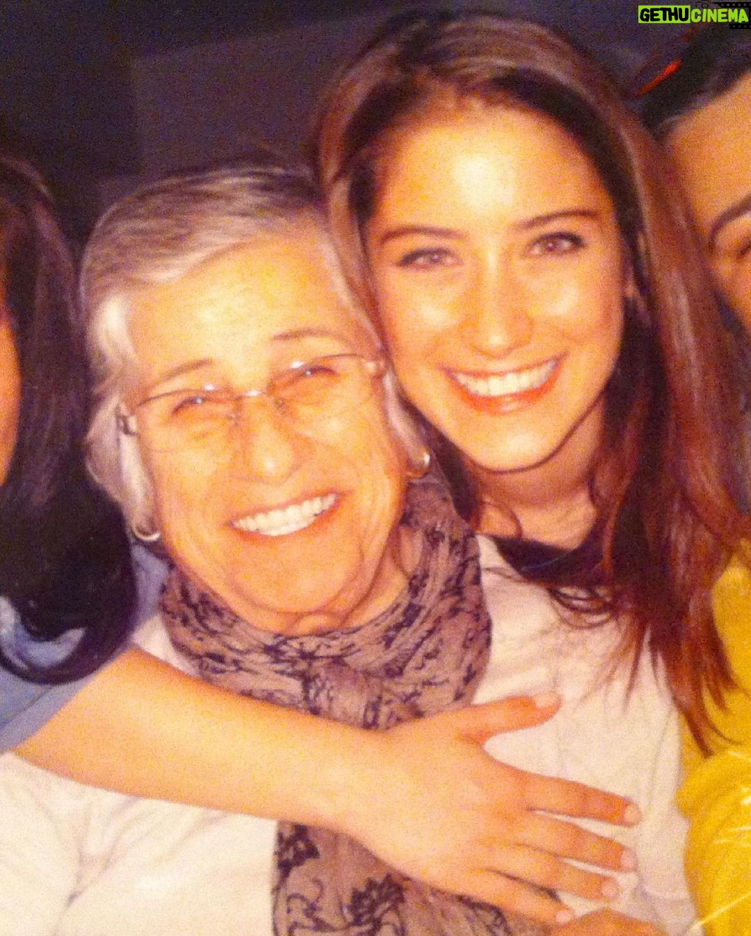Hazal Kaya Instagram - Herhangi bir canlıyı yavrusu bilip karşılıksız bir sevgiyle besleyen,yanında olan,güvende hissettiren caanım kadınlar! Anneler günümüz kutlu olsun 🌸 Bu karşılıksız sevebilme becerimiz başımıza iş açmış hep,tuhaf beklentiler yaratmış.Kendimizden vazgeçmemiz beklenmiş,doğrusunu bu zannetmişiz,yok olurken var etmeye çalışıp çelişkimizde boğulmuşuz.Birbirimze el uzatmayı değil,dil uzatmayı öğretmişler bize karşılıksız sevmeyi bilmeyenler,varlığımızı bayılarak aldığımız bu şahane sorumluluğa indirgeyenler... Bugünü kutlarken dönüp kendimizi de tebrik edelim bütün imkansızlıklara rağmen sevmeye,sevmeyi öğretmeye devam ettiğimiz için!Şartlar çetin,biz de fena değiliz! 🌸🌸🌸 To all the women who make a creature feel unconditionally loved, safe, cared for and nurtured! Happy mothers day to all of us! Funny how this skill of loving unconditionally has actually cost us in weird ways and imposed bizarre expectations on us. Being expected to give up on ourselves, being somehow convinced this would be the 'right way', wrapped up in our own dilemma of the necessity to personally dissolve to be able to let another live. We've been taught to impinge on each other instead of reaching out, by the very mindset that reduces our existence to this unique responsibility we actually happen to gladly take. Let's take a look back and celebrate ourselves too while we celebrate this day, for we have insisted and on loving and passing this skill on too, despite the imposed! The conditions may be tough but guess who's tougher! #MothersDoTheImpossible @unfpa @unfpa_turkey