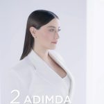 Hazal Kaya Instagram - Bu bizim Süreyya ile çıktığımız ilk set oldu.O yüzden yeri bambaşka 🤍 Cilt bakım rutinimin vazgeçilmezleri; çıktığı günden bu yana favorim Rénergie Triple Serum ve rutinimin tamamlayıcısı YENİ Rénergie Peptit Kremi incelediğimiz harika bir çekimdi! 3 serum etkisini tek formülde buluşturan serumum daha dolgun, parlak ve genç bir cilt görünümü sağlarken, yetmezmiş gibi bir de hızlandırılmış cilt hücresi yenilenmesi sağlayan kremimle cildimin tüm ihtiyaçlarını karşılıyorum. Rutin tamamlayıcı olan bu ikiliyi şimdi siz de deneyin! @lancomeofficial #Lancome #Renergie #HPN300Peptide #HCFTripleSerum #işbirliği