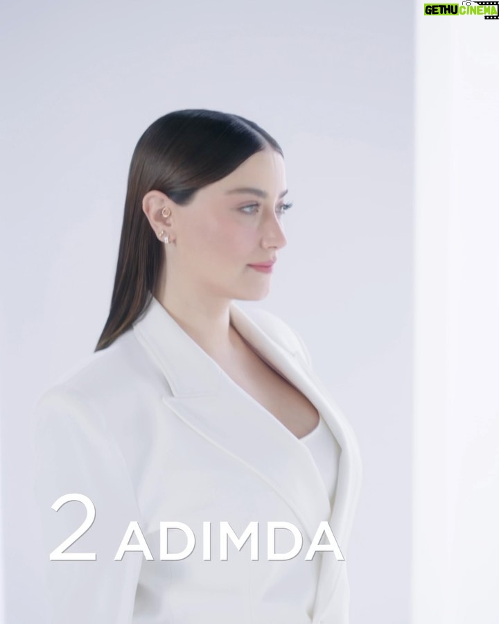 Hazal Kaya Instagram - Bu bizim Süreyya ile çıktığımız ilk set oldu.O yüzden yeri bambaşka 🤍 Cilt bakım rutinimin vazgeçilmezleri; çıktığı günden bu yana favorim Rénergie Triple Serum ve rutinimin tamamlayıcısı YENİ Rénergie Peptit Kremi incelediğimiz harika bir çekimdi! 3 serum etkisini tek formülde buluşturan serumum daha dolgun, parlak ve genç bir cilt görünümü sağlarken, yetmezmiş gibi bir de hızlandırılmış cilt hücresi yenilenmesi sağlayan kremimle cildimin tüm ihtiyaçlarını karşılıyorum. Rutin tamamlayıcı olan bu ikiliyi şimdi siz de deneyin! @lancomeofficial #Lancome #Renergie #HPN300Peptide #HCFTripleSerum #işbirliği
