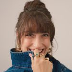 Hazal Kaya Instagram - Bir zamandır kendimi ifade etmekle ilgili yaşadığım bütün endişeleri bir kenara bıraktım.Aklımda ne varsa söylemenin de bana iyi geldiğini farkettim.Bu bahsettiğim süre içinde yepyeni rollerim de oldu hayatta,zevkle,dikkatle anlamaya,uyum sağlamaya çalıştığım.Farkettim ki söz konusu her anlamda ortak deneyimler olunca biz kadınların birbirimizden görüp,öğreneceğimiz çok şey var,alacak çok ilhamımız...Bizi tekdüzeleştirmeyi en çok sevenlerden moda sektörünün yeni tavrı ve uyanışı bana büyük umut veriyor.Elle dergisinin bu ay harika kadınlarıyla manifesto gibi bir sayı çıkaracağını öğrendiğimden beri çok merak ediyordum sonucu.Öyle acayip bir sayı olmuş ki,sayfaları çevirip bu birbirinden şahane kadınların hikayelerini okudukça,bunun bir parçası olmaktan gurur duydum.Çok teşekkür ederim!Size bayılıyorum.❤️ @sedaerciyes_ @rorofrose @sknngns @norashenkal @busraun @polina_shapran @elciinafacan @mugeboz @sevvalsam @aytenalpun @asilasli @selinmilosyan @sedadesovali @unerzeynep
