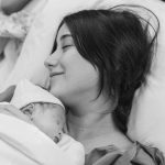Hazal Kaya Instagram - Annemler ben küçükken mor kurdeleli yaka iğneleri yaparlardı yürüyüşler için,ben de yardım ederdim.O eylemlerle kazandıklarımıza şahit olarak büyüdüm.Şimdi yaka iğnem Süreyyam sebebiyle bu gece yürüyüşe katılamıyorum.Kalbim,aklım,umudum sizinle.Kadınlar günümüz kutlu olsun! İnadına isyan,inadına özgürlük! #feministgeceyürüyüşü #aslayalnızyürümeyeceksin