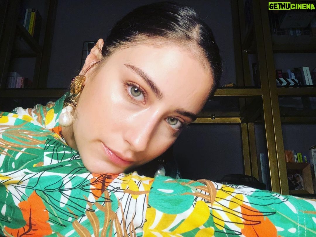 Hazal Kaya - 611.6K Likes - Niyeyse çok kötü hissettiğim bi günün gecesi yazı getireyim dedim,yeter!🌱🍃✨