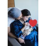 Hazal Kaya Instagram - Doğum ne zaman diye soranlara,dokuz ay boyunca “işte 37. Haftadan itibaren bekliyoruz,18 kasım’a denk geliyo” dedim.Aynı gün italyan lisesi’nde mezuniyetimizin 10. Yıl kutlaması vardı,yine soranlara “tabi ki ordayım” dedim ama Fikocum sürpriz yapmayı hep sevdi,tahmin etmeliydim.Gecenin bir vakti sancım başladı ama daha birkaç günümüz var gibiydi.Öğlene doğru anlaşıldı ki öyle bir vaktimiz yok.Hamileliğimi de böyle aniden,çok alakasız bir sebeple acilde öğrenmiştim.Neyse...Bu sürpriz sever arkadaş 18 kasım’da böyle katıldı hayatımıza.Aşkımız çok büyük şimdi tarif etmem mümkün değil,yazarken gözlerim doluyor.Çocuk sahibi olmakla ilgili söylenen bütün klişeler de doğruymuş...Gelelim varlıklarına şükrettiğim yol arkadaşlarıma...Hamileliğim ve doğum sakin,huzurlu ve keyifle geçtiyse yegane sebebi doktorumuz Rıza Madazlı...Hakkını ödemem mümkün değil,canım Rıza bey 💕 Arzucuğum @ebearzuculha ve Gözdeciğim @bebegiminyolarkadasi siz olmasanız ne yapardık hiçbir fikrim yok.İyi ki varsınız 💕🌸 Doğuma 1 saat kala aramama rağmen,ertesi güne planladığımızın ötesinde bir oda hazırlayan @aanehos şahanesiniz!!!Doğum günlerimiz ve düğünümüzden sonra oğlumuzun doğumunda da vazgeçemediğimiz,en sevdiğimiz @cutiecakeco birlikte nice kutlamalara! Her zaman telefonun ucunda,konu ne olursa olsun,sen düşünme ben hallediyorum diyenim,Suzim @sznsumeli iyi ki 💕 Yaşadığımız bu rüyayı ölümsüzleştirirken bizimle birlikte ağlayıp gülen,sevgiyle bakan gözlerini sevdiklerim @gozdekumru ve @cetman ne kadar teşekkür etsem az.Hepinizi çok seviyorum 🌸💕