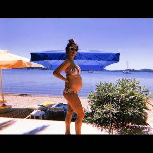Hazal Kaya Instagram - Onlar bizi çekmeden ben paylaşayım dedim 😊Tanıştırayım Fikret Ali 🥰🥰🥰 #fiko