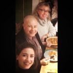 Hazal Kaya Instagram - Aslında bugün buraya kadın,kadın hakları,toplumsal cinsiyet eşitliği nedir,neden öğrenmesi hazmetmesi bu kadar zor meselelerdir filan gibi serzenişli bir mücadele yazısı yazacaktım ancak dün,tanıdığım en güçlü idealist kadın figürlerinden birini,Prof.Selhan Endres’i toprağa verdik.Dünden beri ondan ne kadar çok şey öğrendiğimi düşünüp duruyorum.Yaptığımız okumalar,önerdiği ve her seferinde o ince zevkiyle,gerçek bir öğreten zekasıyla her seferinde bayılacağımı öngörerek önerdiği romanlar,öyküler,hatta makaleler,birlikte gittiğimiz bütün konserler,öğrencilerinden öğreneceği her şeye duyduğu heyecan,karşısındakini dinlemeye olan sevgisi,bitmek bilmeyen merakı ve hayata,yaşamaya duyduğu bağlılık.Hayatına dokunduğu bir sürü öğrencisi de vardı dün,çoğu kadın.Onun birleştirici gücünden bahsettiler.Öyle severek anlatırdı ki,edebiyat öğretmek onun mesleği değil de hayat amacı gibiydi,öğretirken sevdiklerinden örnekler verirdi o yüzden.O sevgi birleştirirdi işte herkesi.Gidişiyle öğrettiği de bu galiba.Değişimi,dönüşümü,yavaşlığına duyduğumuz öfkeyle,öğrenmekte güçlük çekene tahammülsüzlükle değil heyecanla,sevgiyle,neyi anlatmakta yanlış yaptığımızı düşünerek,büyük bir sabırla,birbirimize destek olarak,hep birlikte gerçekleştirebileceğiz,sanırım gerçek güç bu!.İşte tam da bu sevgiyle,heyecanla bağırıyorum #BIZVARIZ !!! hep buradaydık ve burada olmaya devam edeceğiz. #8mart