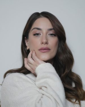 Hazal Kaya Instagram - Favori fondötenim Lancome #TeintIdoleUltraWear şimdi yenilendi! 🤍Mükemmel uyumu yakalayacağınız birçok ton seçeneğine ve cildinize daha fazla nefes aldıran, gün boyu kalıcı, ince ve yüksek kapatıcı formülüne siz de benim kadar hayran olacaksınız! #BenimRengim 205C. Benden söylemesi... 😏 @lancomeofficial #işbirliği