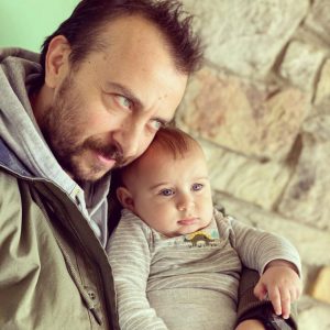 Hazal Kaya Instagram - Canım babam...Canım sevgilim...Babalar gününüz kutlu olsun ❤️ Fiko ve ben sizi çok seviyoruz ama çok!!!
