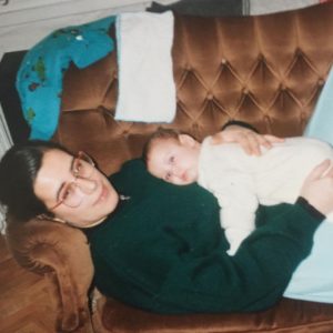 Hazal Kaya Instagram - Anca yetiştik anneler gününe,malum bebek bakımı zor 😂 Bugün benim bir insan yavrusuna annelik yaparken kutladığım ilk anneler günüm,pek güzelmiş böylesi de.💕Herhangi bir canlıya karşılıksız bir sevgiyle emek veren,doyuran,büyüten bütün kadınların anneler gününü kutlarım.🎉🎉🎉