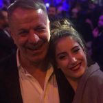 Hazal Kaya Instagram - Tanışmış olmak büyük mutluluk,çalışmış olmak büyük şans,kendisine olan sevgimi ve duyduğum saygıyı anlatmam çok zor.Yaptığımız işe,hayata,insana dair çok şey öğrendim ondan,öğrenmeye devam ediyorum.İzlediğiniz şahane işlerin arkasında bu şahane beyefendi var.İyi ki varsın patron!! Nice yirmibeş yıllara @medyapimresmi !! #fatihaksoy #theboss #bigboss