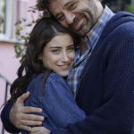 Hazal Kaya Instagram - 😊 @bizimhikayedizi akşam 20.00’de @foxturkiye ‘de... #wearefamily 🌲