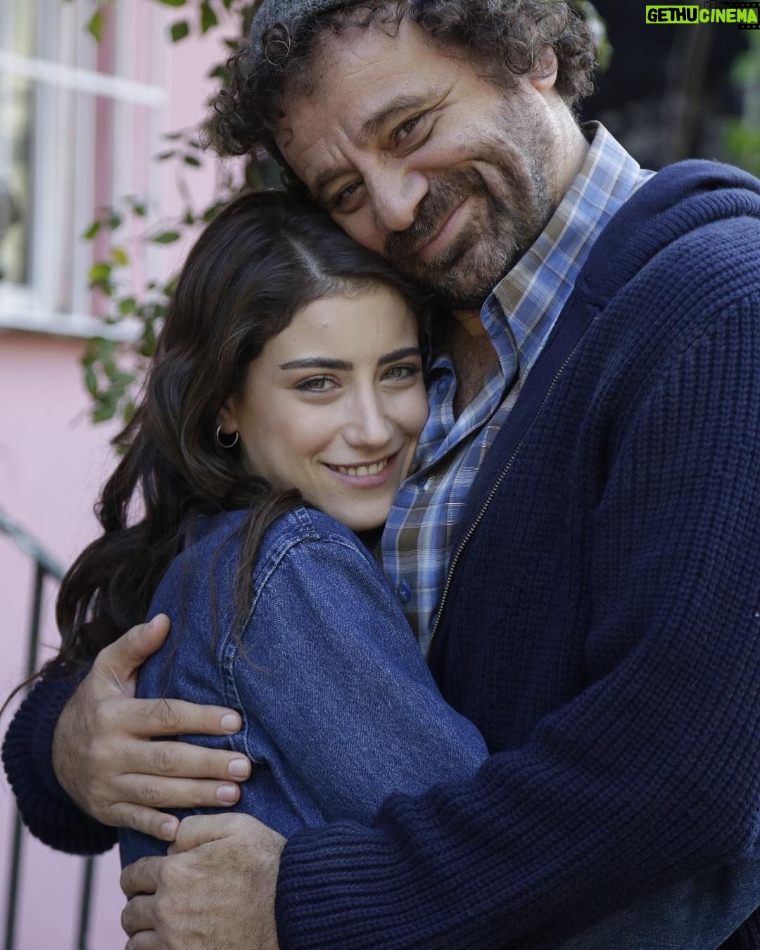 Hazal Kaya Instagram - 😊 @bizimhikayedizi akşam 20.00’de @foxturkiye ‘de... #wearefamily 🌲