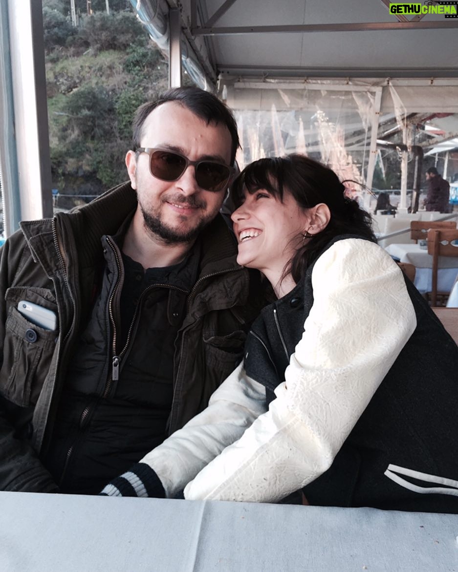 Hazal Kaya Instagram - bu akşam çalışmak zorunda olduğum ve yanında olamayacağım için çok üzgünüm...eminim yine inanılmaz bir iş çıkarttın!!! seni çok seviyorum 💕 hazal..
