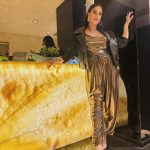Hazal Kaya Instagram - Yazın sette görüşürüz ♥️ @netflixturkiye #perapalastageceyarısı #davet