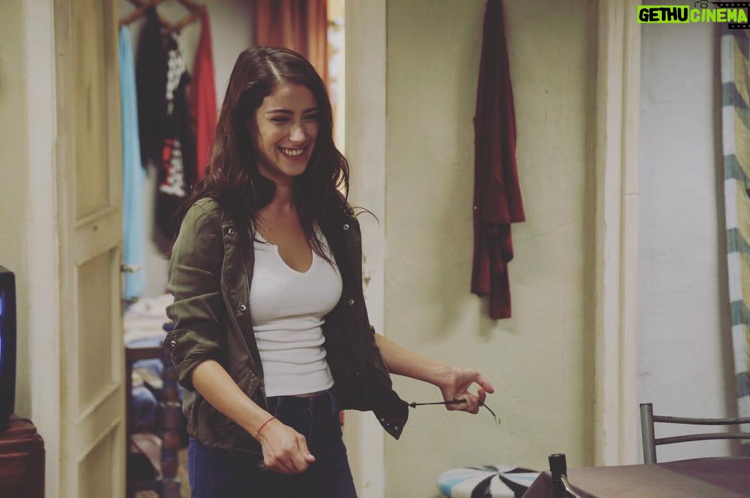 Hazal Kaya Instagram - akşam 20.00’de @foxturkiye ‘deyiz ailecek!! hadi bekliyoruz geç kalmayın!! ay ne güldük ya 😂