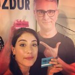 Hazal Kaya Instagram - şimdi biraz uzun yazıcam kendime göre.eskiden benim annemin taksimde ofisi vardı,teyzem bir üst katında yaşardı,beyoğlu sinemasında da teyzemin arkadaşı canan abla çalışırdı.aşırı yaramaz ve hiperaktif ben,baş edilemediğim noktada sinemaya,canan abla'nın yanına bilet satmaya yollanırdım.çok da işe yarar hissederdim bilet satarken.7 yaşında filandım,birilerine sinema bileti satacak kadar büyüdüğüme inanırdım orda.şimdi o sinema kapanmasın diye çok güzel insanlar boylarını aşan bi çaba sarfediyolar.gücünüz yettiği kadar destek olsanız,ben gibi bir çok insanın gençliğini,çocukluğunu kurtarırsınız.alsanıza bi kart? #beyoglusineması #beyoğlusinemasıkartı ps:canımın içi @yektakopan 'la photo bomba yeni bi soluk 😂