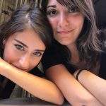 Hazal Kaya Instagram - bence kız kardeşler uzakta yaşamamalı 😕 sisters should never be apart 😕