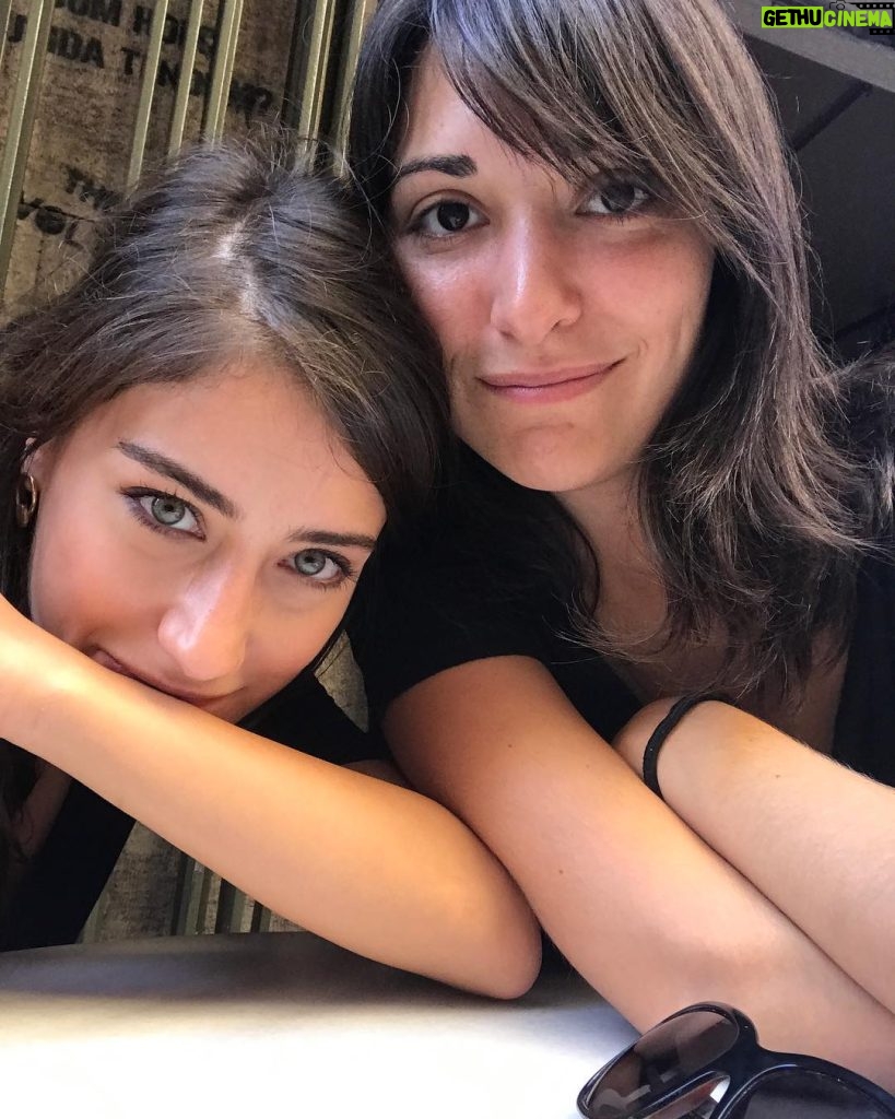 Hazal Kaya Instagram - bence kız kardeşler uzakta yaşamamalı 😕 sisters should never be apart 😕