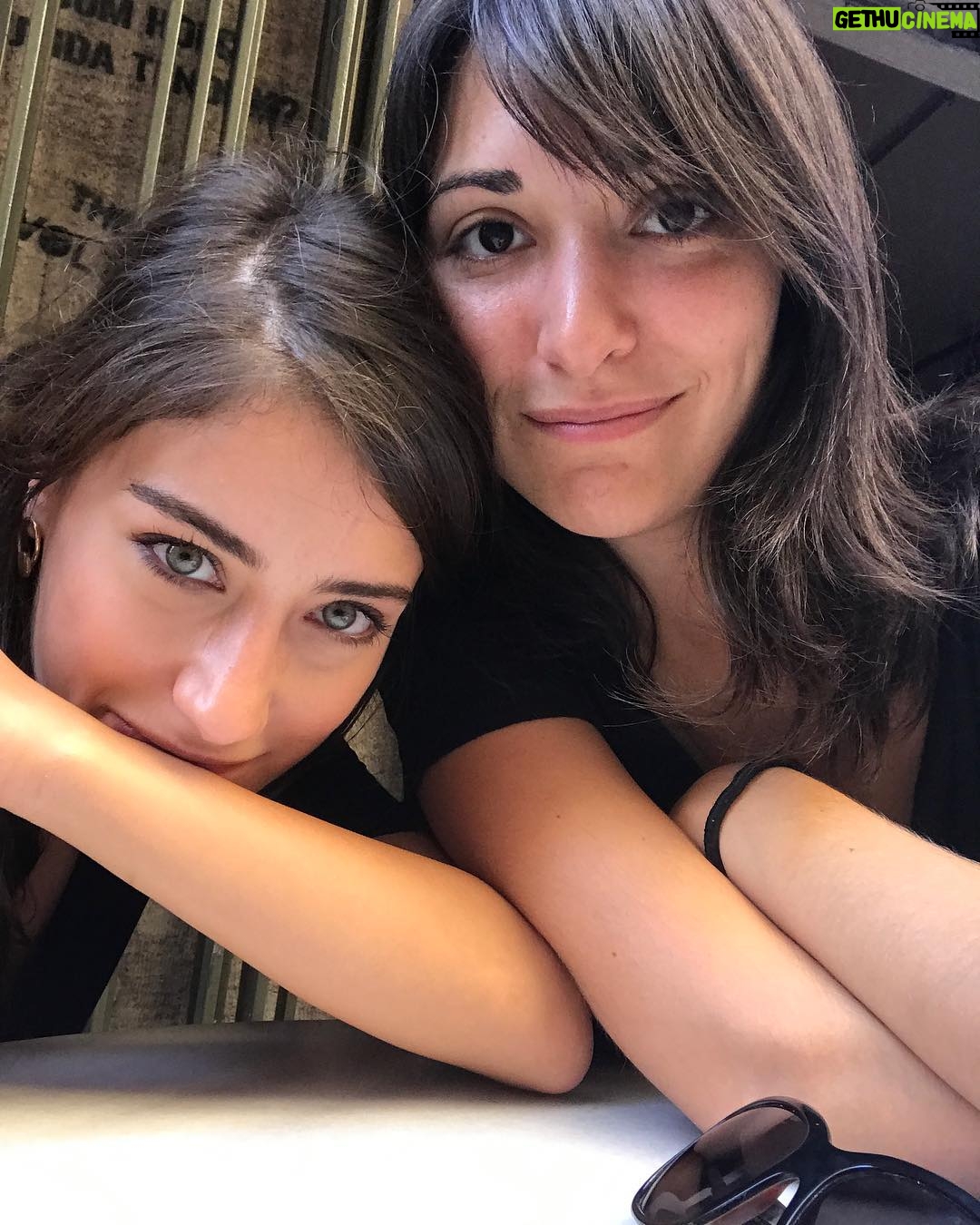 Hazal Kaya Instagram - bence kız kardeşler uzakta yaşamamalı 😕 sisters should never be apart 😕