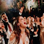Hazal Kaya Instagram - Eveeet nerden başlasam,nasıl anlatsam.Üst üste üzücü bir takım olayları birlikte güçlenerek atlattıktan sonra dedik ki ne yaz düğünü ya ne gerek var beklemeye.Önce yurtdışında ufak bir ekiple planladığımız düğünü sonra bir çok sebeple İstanbul’a almak zorunda kaldık.iyi ki öyle olmuş.Canım @muratmorguls -canımsın,daha iyi bir mekan bulamazmışız- @fairmontquasaristanbul ‘dan bahsettiğinde balo salonu düğünü mü asla derken,başından beri bütün kalbi,heyecanı ve şefkatiyle yanımda olan @tuvana_buyukcinar ve @a46organization ekibinin -sizi aşırı seviyorum,unutmayın- şahane fikirleri, @fairmontquasaristanbul ’un inanılmaz ekibiyle unutamayacağımız bir deneyim. yaşadık.tuvana’m @tuvana_buyukcinar güzel kalplim,emeğin,varlığın benim için ne kadar önemli ve değerli,anlatabilmem mümkün değil,Teknik ekibimiz @darktechnical şahanesiniz.Eklemlerimiz ağrıyana kadar dansetmemizi sağlayan canım #cihanokanorkestrası @selcukbalcii dj’imiz @hakankabil iyi ki varsınız,çok teşekkür ederiz. @atelierrebulturkiye en büyük isteğim salonun çiçek bahçesi gibi kokmasıydı,aynı kokuyu hediye de etmek istedim,evde her kokladığımızda bu şahane güne dönmemizi sağlamaktı amacım.Hayalimin ötesinde kokuyordu salon,ne kadar teşekkür etsem az size de. @rutkayozis sensiz ben bu yoğunlukta düğün filan yapamazdım,en stresli,en gergin anlarda yüzümü güldürdüğün için çok teşekkür ederim,iyi ki varsın.Ve @ozgurmasur ...gelinliğimin her detayıyla ince ince uğraşıp gece 2’lerde heyecan dolu mesajlar atıp gözlerimi dolduran,bütün ekibiyle canla başla kısacık sürede benim için unutulmaz bir gelinlik tasarlamakla kalmayıp bütün gün ailemden biri olarak asla yanımdan ayrılmayan birtanecik arkadaşım,canımın içi,hakkını ödeyemem.Ve son olarak bizimle birlikte kendi düğünleriymiş gibi oynayan şahane misafirlerimiz,ne kadar kalabalık bir ailemiz olduğunu gördük,sizi çok seviyoruz,çok şanslıyız!!! 📸 by @1yastikta Fairmont Quasar Istanbul