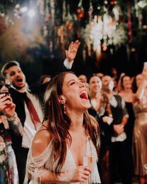Hazal Kaya Instagram - Eveeet nerden başlasam,nasıl anlatsam.Üst üste üzücü bir takım olayları birlikte güçlenerek atlattıktan sonra dedik ki ne yaz düğünü ya ne gerek var beklemeye.Önce yurtdışında ufak bir ekiple planladığımız düğünü sonra bir çok sebeple İstanbul’a almak zorunda kaldık.iyi ki öyle olmuş.Canım @muratmorguls -canımsın,daha iyi bir mekan bulamazmışız- @fairmontquasaristanbul ‘dan bahsettiğinde balo salonu düğünü mü asla derken,başından beri bütün kalbi,heyecanı ve şefkatiyle yanımda olan @tuvana_buyukcinar ve @a46organization ekibinin -sizi aşırı seviyorum,unutmayın- şahane fikirleri, @fairmontquasaristanbul ’un inanılmaz ekibiyle unutamayacağımız bir deneyim. yaşadık.tuvana’m @tuvana_buyukcinar  güzel kalplim,emeğin,varlığın benim için ne kadar önemli ve değerli,anlatabilmem mümkün değil,Teknik ekibimiz @darktechnical şahanesiniz.Eklemlerimiz ağrıyana kadar dansetmemizi sağlayan canım #cihanokanorkestrası @selcukbalcii dj’imiz @hakankabil iyi ki varsınız,çok teşekkür ederiz. @atelierrebulturkiye en büyük isteğim salonun çiçek bahçesi gibi kokmasıydı,aynı kokuyu hediye de etmek istedim,evde her kokladığımızda bu şahane güne dönmemizi sağlamaktı amacım.Hayalimin ötesinde kokuyordu salon,ne kadar teşekkür etsem az size de. @rutkayozis sensiz ben bu yoğunlukta düğün filan yapamazdım,en stresli,en gergin anlarda yüzümü güldürdüğün için çok teşekkür ederim,iyi ki varsın.Ve @ozgurmasur ...gelinliğimin her detayıyla ince ince uğraşıp gece 2’lerde heyecan dolu mesajlar atıp gözlerimi dolduran,bütün ekibiyle canla başla kısacık sürede benim için unutulmaz bir gelinlik tasarlamakla kalmayıp bütün gün ailemden biri olarak asla yanımdan ayrılmayan birtanecik arkadaşım,canımın içi,hakkını ödeyemem.Ve son olarak bizimle birlikte kendi düğünleriymiş gibi oynayan şahane misafirlerimiz,ne kadar kalabalık bir ailemiz olduğunu gördük,sizi çok seviyoruz,çok şanslıyız!!! 📸 by @1yastikta