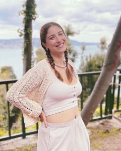 Hazal Kaya Instagram - Nası ilk ben duyuramadım ama? Sürpriz yumurta yükleniyooo! ♥️ #leylageliyo #ikinciismekararveremedik #aceleettirdinizkarnımbiletamçıkmadıdaha