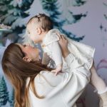Hazal Kaya Instagram - Canım kızım, kalbim Süreyya’m. Sen güneş gibi doğup dünyamızı aydınlatalı tam bir yıl oldu hala inanamıyorum! İyi ki doğdun,iyi ki bizimlesin. Bu dörtlü fotoğraflara baktıkça gözlerim doluyor, sizinle aile olmak ne güzel ♥️🧿