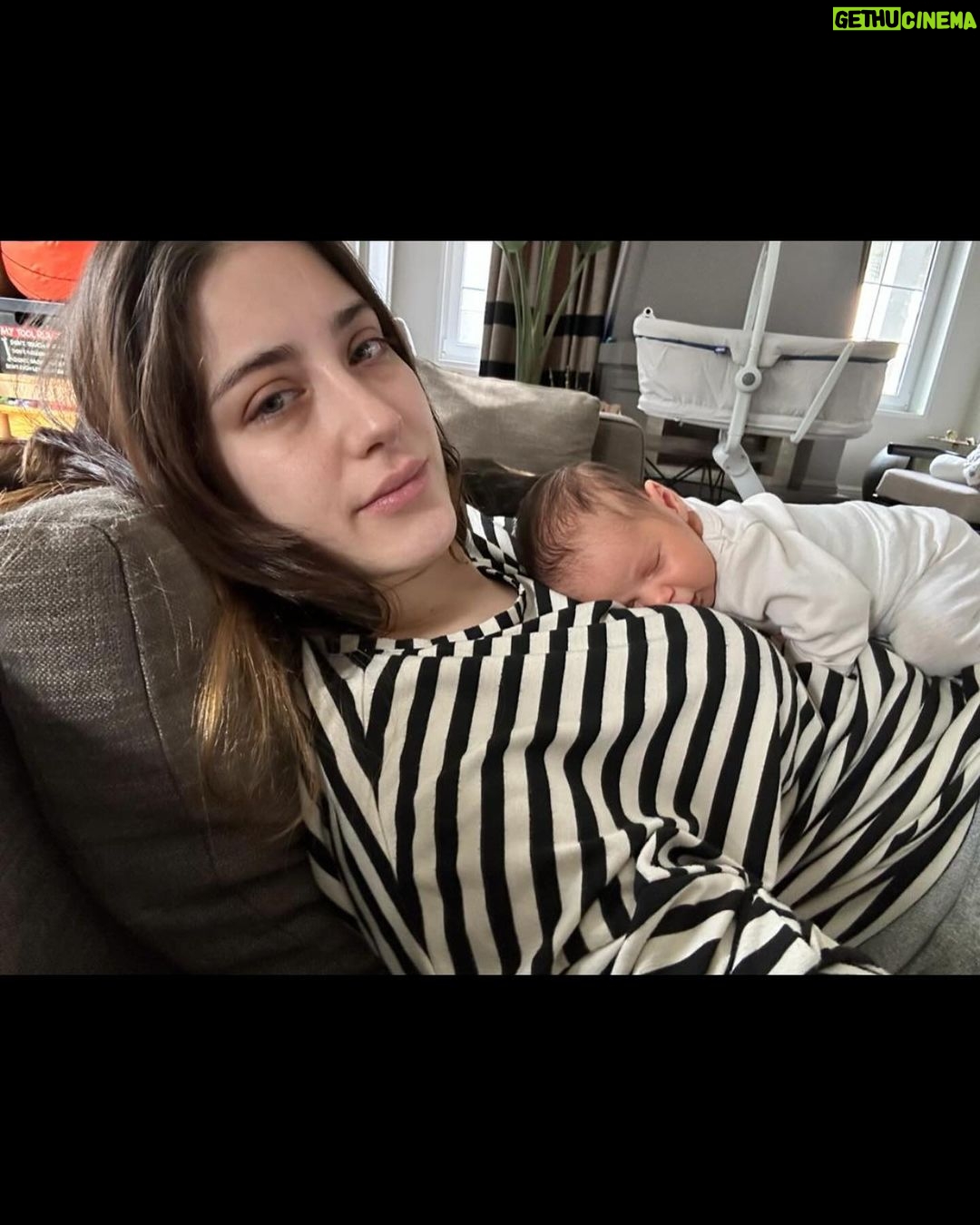 Hazal Kaya Instagram - Gerçekten felaketler ve mucizelerle dolu bi yıldı.Zaman çok hızlı aktı,bi yandan her acıyı da hiç bitmicekmiş gibi uzun uzun yaşattı.Yallah 2023…Bize iyi davran 2024!Vallahi billahi tillahi imdat diye bağırırız bak… (Duygumu tam olarak açıklayan sürpriz sonlu)