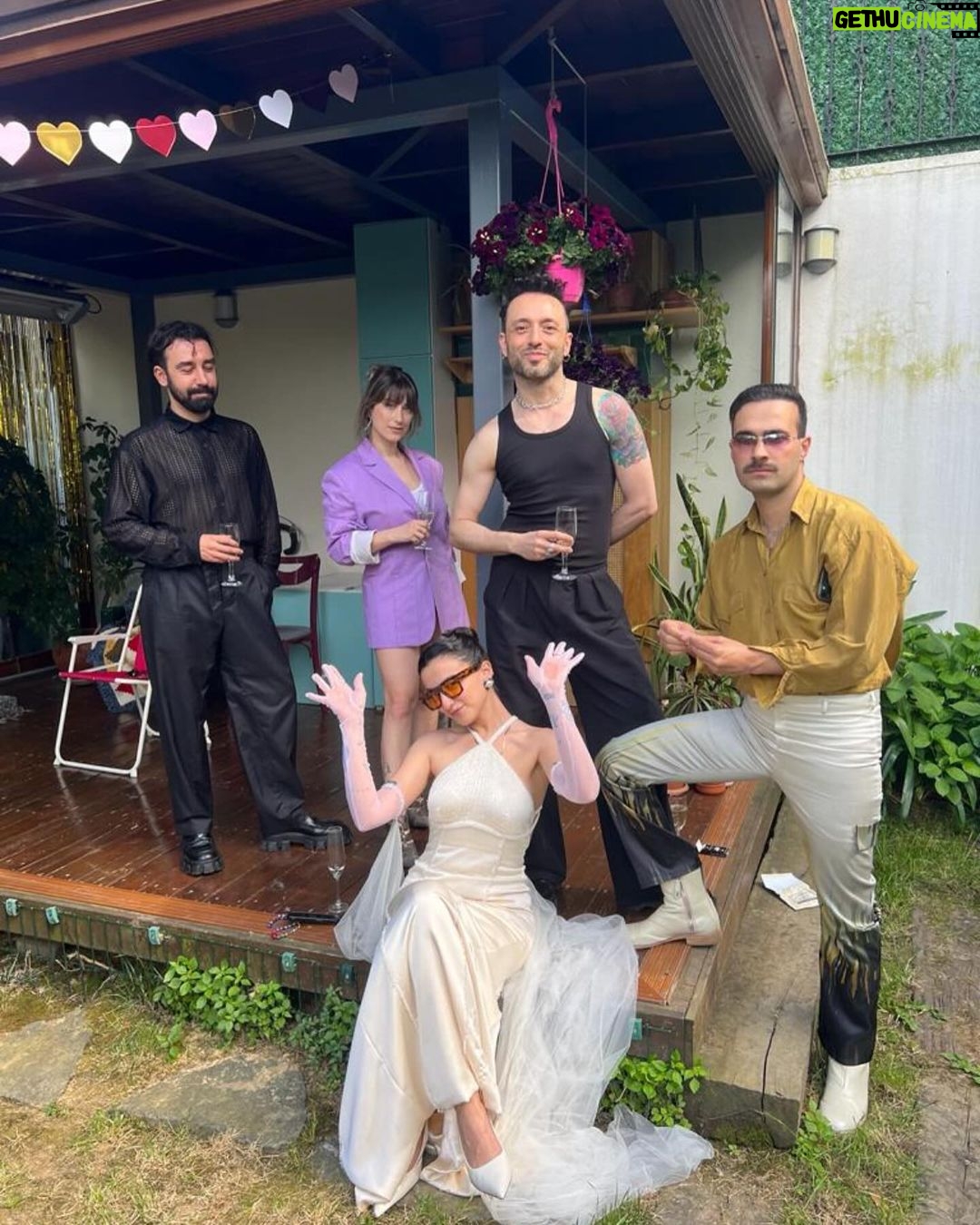 Hazal Kaya Instagram - Gerçekten felaketler ve mucizelerle dolu bi yıldı.Zaman çok hızlı aktı,bi yandan her acıyı da hiç bitmicekmiş gibi uzun uzun yaşattı.Yallah 2023…Bize iyi davran 2024!Vallahi billahi tillahi imdat diye bağırırız bak… (Duygumu tam olarak açıklayan sürpriz sonlu)