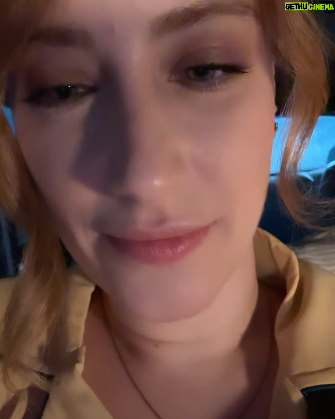 Hazal Kaya Instagram - Gerçekten felaketler ve mucizelerle dolu bi yıldı.Zaman çok hızlı aktı,bi yandan her acıyı da hiç bitmicekmiş gibi uzun uzun yaşattı.Yallah 2023…Bize iyi davran 2024!Vallahi billahi tillahi imdat diye bağırırız bak… (Duygumu tam olarak açıklayan sürpriz sonlu)