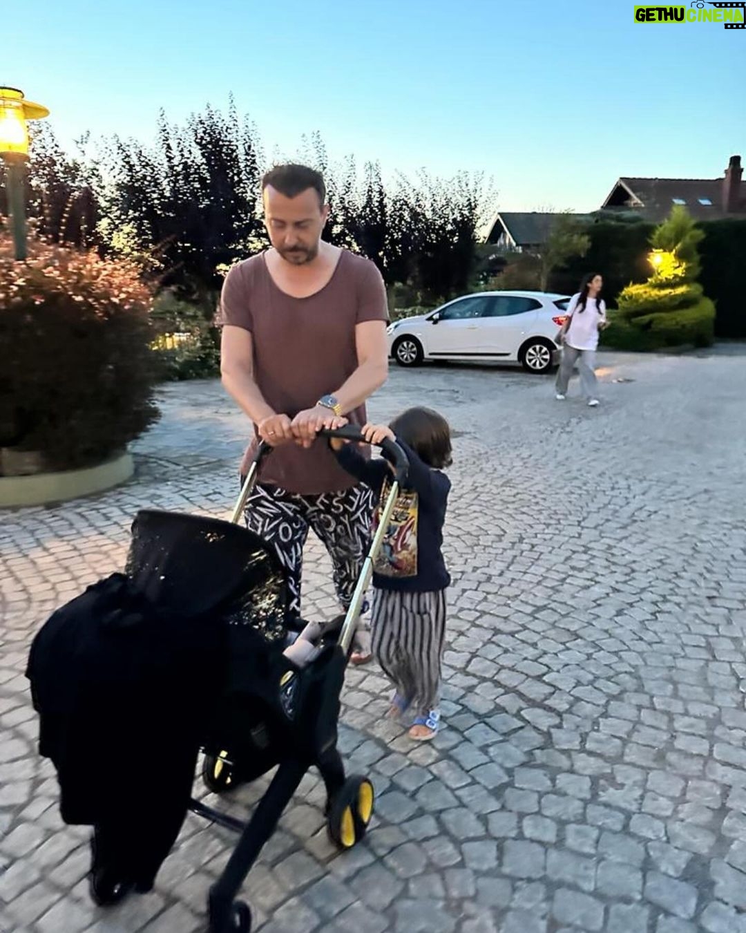 Hazal Kaya Instagram - Gerçekten felaketler ve mucizelerle dolu bi yıldı.Zaman çok hızlı aktı,bi yandan her acıyı da hiç bitmicekmiş gibi uzun uzun yaşattı.Yallah 2023…Bize iyi davran 2024!Vallahi billahi tillahi imdat diye bağırırız bak… (Duygumu tam olarak açıklayan sürpriz sonlu)