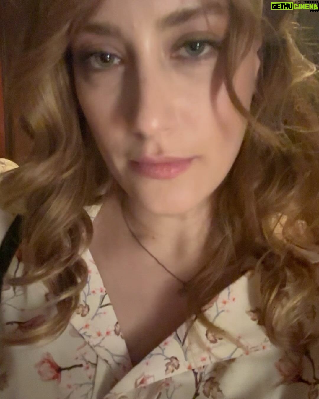 Hazal Kaya Instagram - Gerçekten felaketler ve mucizelerle dolu bi yıldı.Zaman çok hızlı aktı,bi yandan her acıyı da hiç bitmicekmiş gibi uzun uzun yaşattı.Yallah 2023…Bize iyi davran 2024!Vallahi billahi tillahi imdat diye bağırırız bak… (Duygumu tam olarak açıklayan sürpriz sonlu)