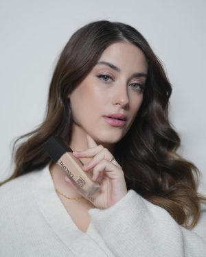 Hazal Kaya Instagram - Favori fondötenim Lancome #TeintIdoleUltraWear şimdi yenilendi! 🤍Mükemmel uyumu yakalayacağınız birçok ton seçeneğine ve cildinize daha fazla nefes aldıran, gün boyu kalıcı, ince ve yüksek kapatıcı formülüne siz de benim kadar hayran olacaksınız! #BenimRengim 205C. Benden söylemesi... 😏 @lancomeofficial #işbirliği