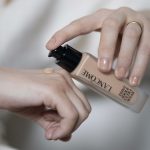 Hazal Kaya Instagram - Favori fondötenim Lancome #TeintIdoleUltraWear şimdi yenilendi! 🤍Mükemmel uyumu yakalayacağınız birçok ton seçeneğine ve cildinize daha fazla nefes aldıran, gün boyu kalıcı, ince ve yüksek kapatıcı formülüne siz de benim kadar hayran olacaksınız! #BenimRengim 205C. Benden söylemesi... 😏 @lancomeofficial #işbirliği