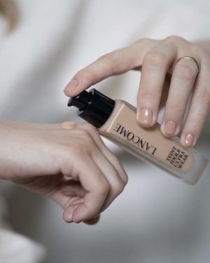Hazal Kaya Instagram - Favori fondötenim Lancome #TeintIdoleUltraWear şimdi yenilendi! 🤍Mükemmel uyumu yakalayacağınız birçok ton seçeneğine ve cildinize daha fazla nefes aldıran, gün boyu kalıcı, ince ve yüksek kapatıcı formülüne siz de benim kadar hayran olacaksınız! #BenimRengim 205C. Benden söylemesi... 😏 @lancomeofficial #işbirliği
