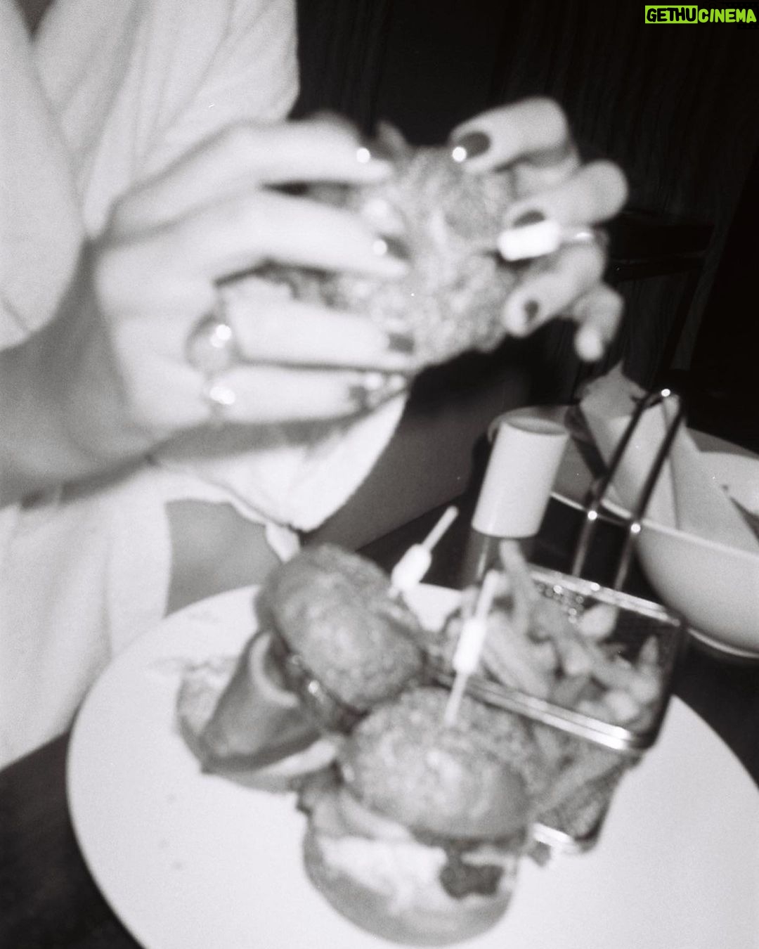 Hazal Kaya Instagram - preggers kind of prep operation 🫀 📸 @emineakarca #tb