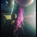 Hazal Kaya Instagram - Bir saatte organize edilen aşırı pembe masalı doğum günü yemeği (ben çok sever oldum bu aşırı renkleri,konuşcaz),en sevdiğim gruplardan birinin doğum günüme denk gelen konseri (hayatımın en acayip anlarına eşlikçidir şarkıları),kızımın minik tekmeleri (kings of convenience seveceğini biliyodum,bizde genetik zaten) 32 ne güzel geldin be!! Beklentim haliyle çok yüksek ama yüzümü kara çıkartmicak gibisin,şimdiden teşekkür ederim. #hello32🎂