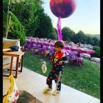 Hazal Kaya Instagram - Bir saatte organize edilen aşırı pembe masalı doğum günü yemeği (ben çok sever oldum bu aşırı renkleri,konuşcaz),en sevdiğim gruplardan birinin doğum günüme denk gelen konseri (hayatımın en acayip anlarına eşlikçidir şarkıları),kızımın minik tekmeleri (kings of convenience seveceğini biliyodum,bizde genetik zaten) 32 ne güzel geldin be!! Beklentim haliyle çok yüksek ama yüzümü kara çıkartmicak gibisin,şimdiden teşekkür ederim. #hello32🎂