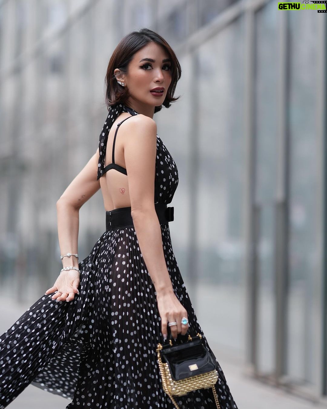 Heart Evangelista - 120.9K Likes - It’s been a minute @DolceGabbana Overjoyed to witness the sartorial heritage in person at #DGFW24
#DolceGabbana #DGFamily #DGSicilyBag
@deargentlefolk
@directionsgroupinc
