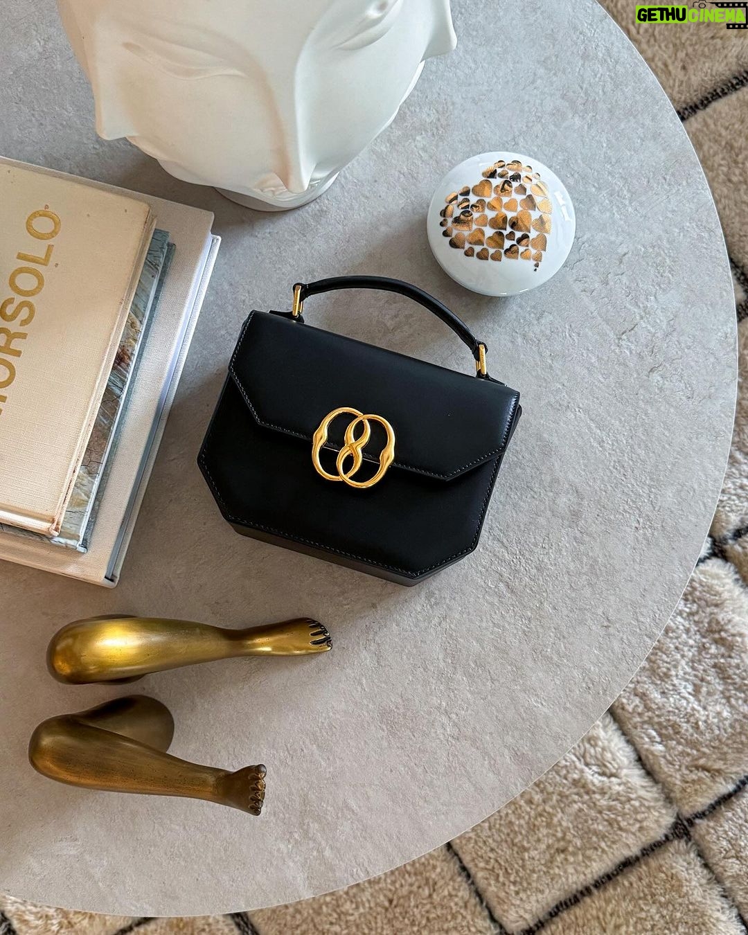 Heart Evangelista Instagram - Timeless always stands out 🖤 @bally @sslifeph