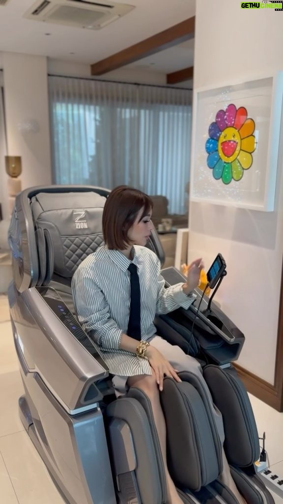 Heart Evangelista Instagram - Unwind, pamper, and spread the love with @zion.philippines’ executive massage chair! 💆🏻‍♀️ It’s the ultimate gift that keeps on giving, all year round! 🎁 Visit @zion.philippines and #ExperienceZion 💛 #ZionPhilippines