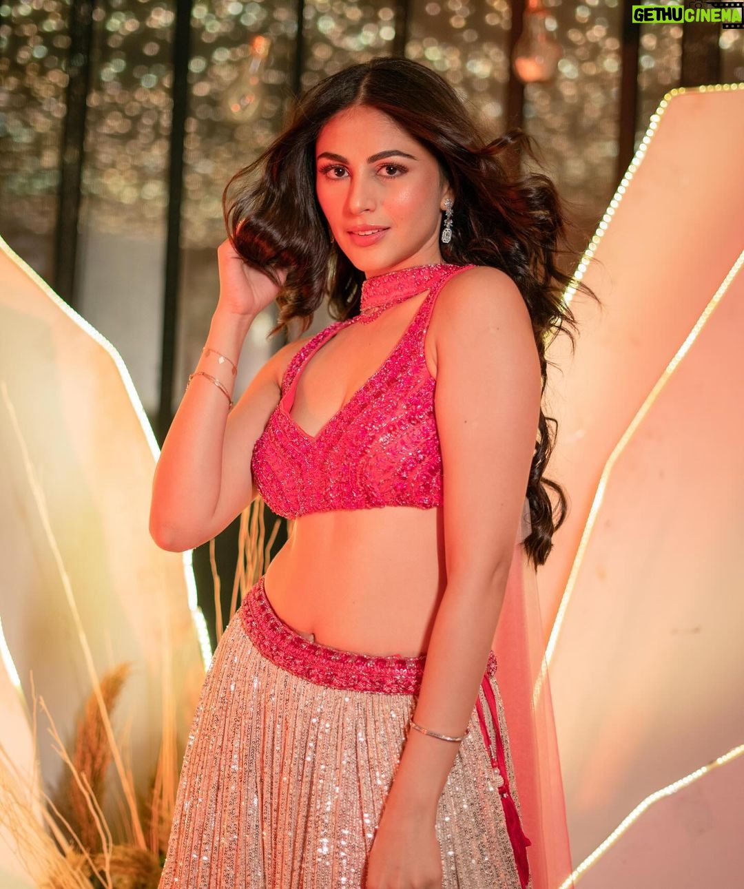 Heena Achhra Instagram - Magic of Sangeet 🎵is in the air 💥 . . . #radhafromsoty #heerachhra #pink #glitter #bollywoodfan