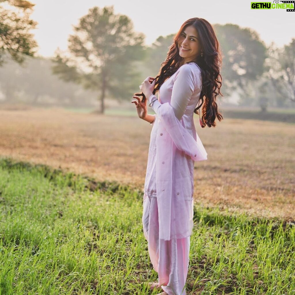Heena Achhra Instagram - Rooh ka sukoon 🌾🌸 Happy Lohri 💛💝 . . . #heerachhra #punjabikudi #farmlife