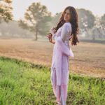 Heena Achhra Instagram - Rooh ka sukoon 🌾🌸 Happy Lohri 💛💝 . . . #heerachhra #punjabikudi #farmlife