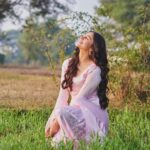 Heena Achhra Instagram - Rooh ka sukoon 🌾🌸 Happy Lohri 💛💝 . . . #heerachhra #punjabikudi #farmlife