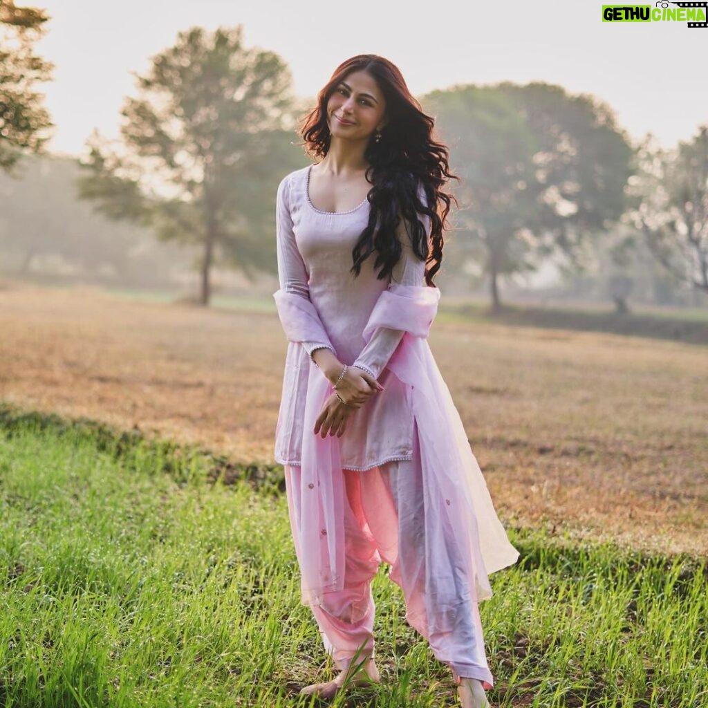 Heena Achhra Instagram - Rooh ka sukoon 🌾🌸 Happy Lohri 💛💝 . . . #heerachhra #punjabikudi #farmlife
